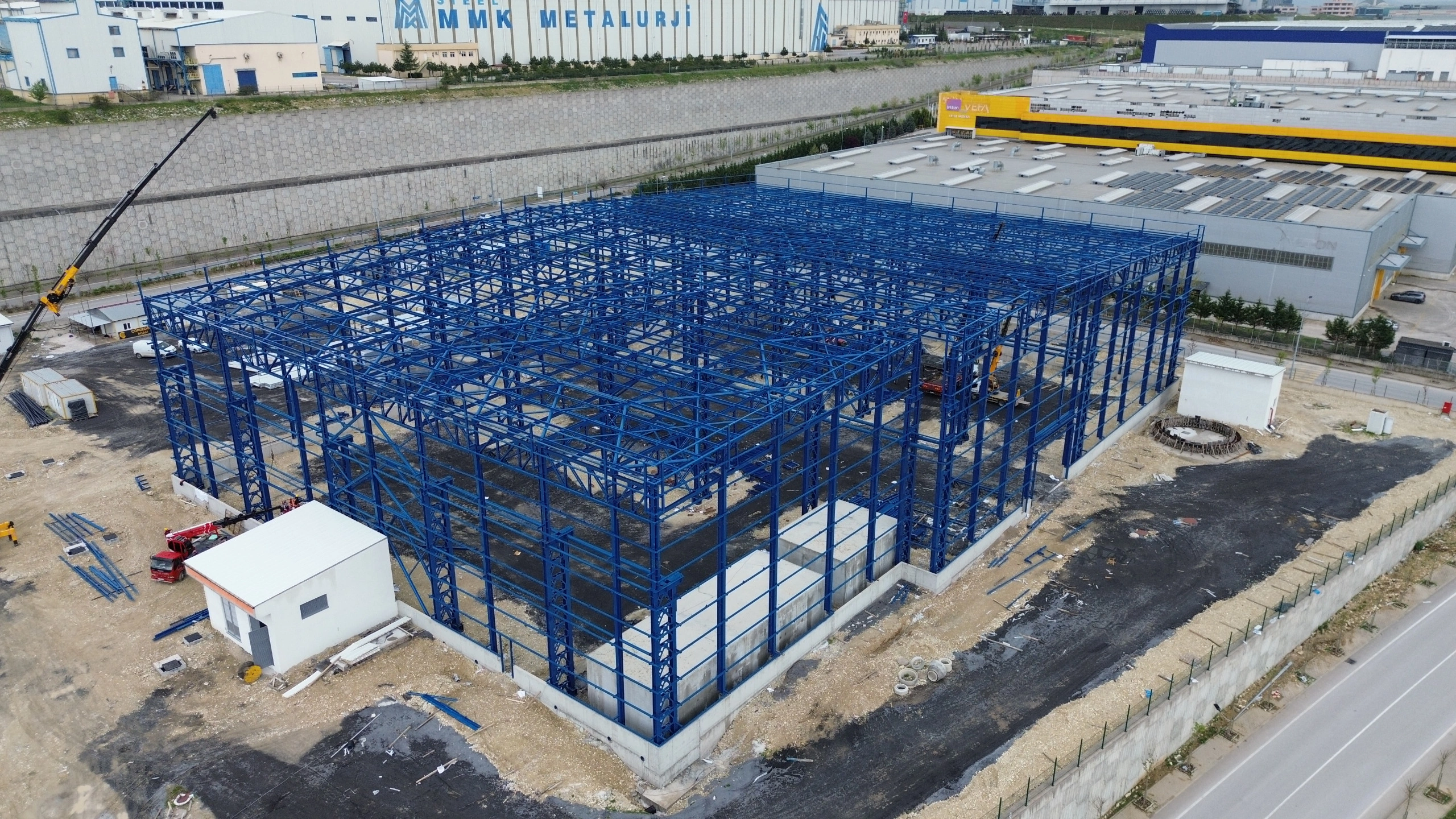 Çelik konstrüksiyon fabrika yapısı — genel görünüm